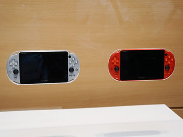 PS4 Pro国内初公開。CG映画が観られる新PS4 FFXVセットやVita新色も