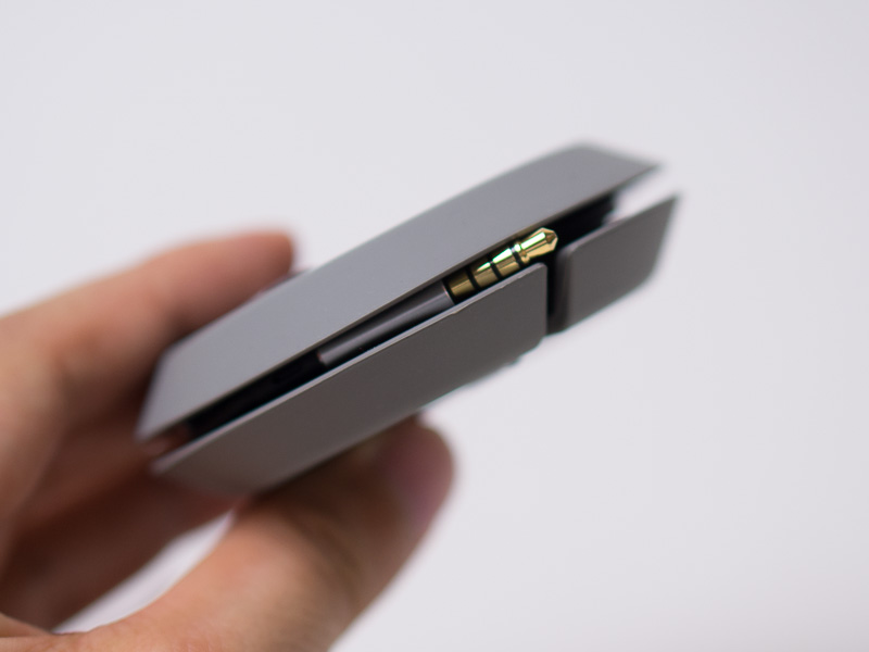 付属のケースは巻きつけタイプ。かなり便利だ