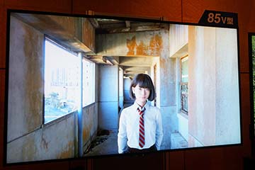 世界初45型4Kでトップシェアを狙うシャープAQUOS。超リアル8K女子高生