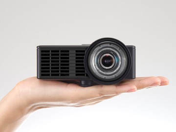 リコー、手のひらサイズで縦置き対応の短焦点プロジェクタ - AV Watch