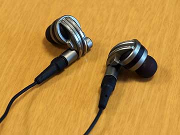 士郎正宗デザインでオールアルミ。エレコム新ハイレゾイヤフォン - AV