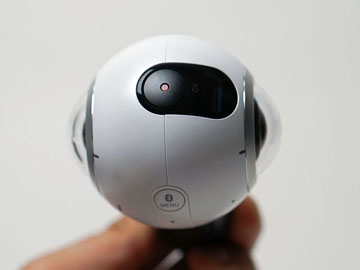 ミニレビュー】“目玉おやじ”のような360度カメラ「Gear 360」。スマホ