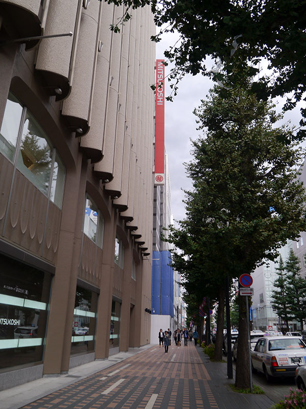 隣には札幌三越があり、多くの人が訪れるエリア