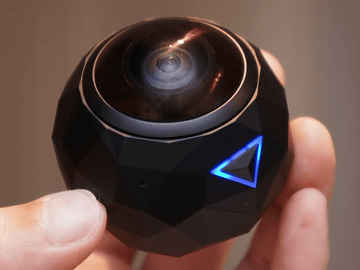 1台で水平360度、垂直240度の撮影が可能なVRアクションカメラ