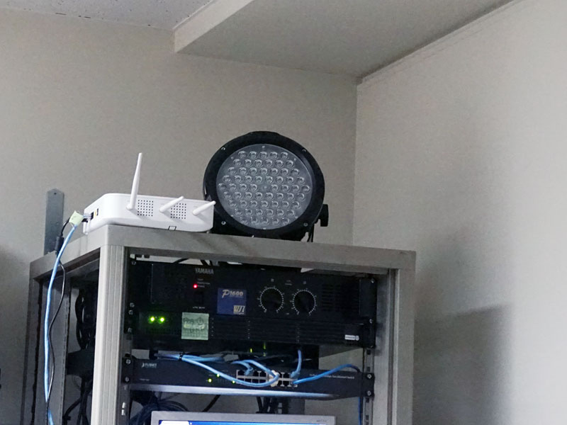 爆発や花火のシーンはフラッシュライトの光で表現