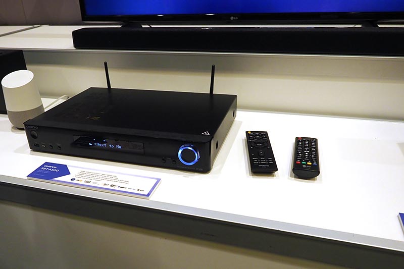 SBT-A500。サウンドバーとメインユニット、サブウーファで構成。左の白い端末がGoogle Home