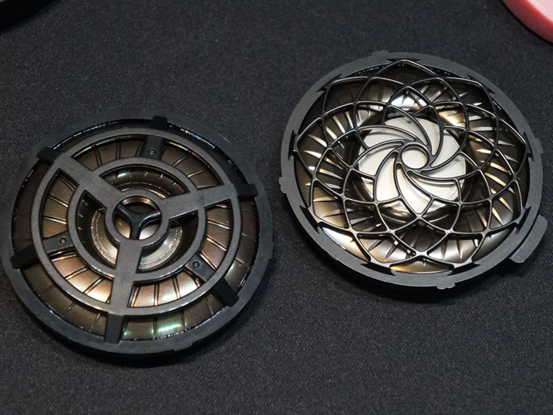 左はよく見るタイプのグリル。右が“フィボナッチパターン”を採用したグリル