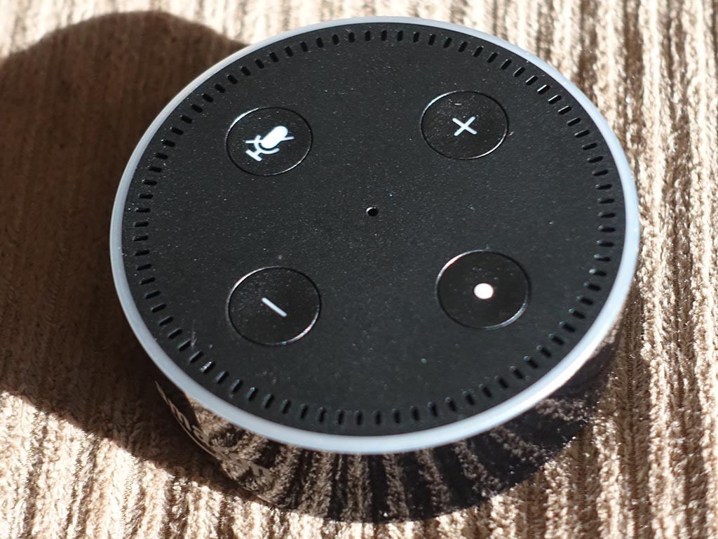 ボタンは4つ。音量調整のほか、命令呼び出しや設定開始のために使う「・」ボタン、マイクをオフにするボタンがある。