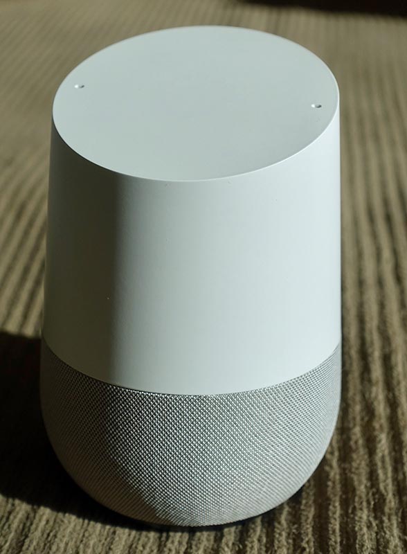 Google Home本体。第一印象は「大きいBluetoothスピーカー」。天面の斜めにカットされている部分が、操作用のタッチパネルとインジケーターを兼ねている