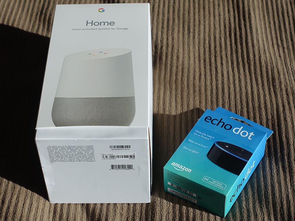 左がGoogle Homeの、右がEcho Dotのパッケージ。大きさがかなり違う