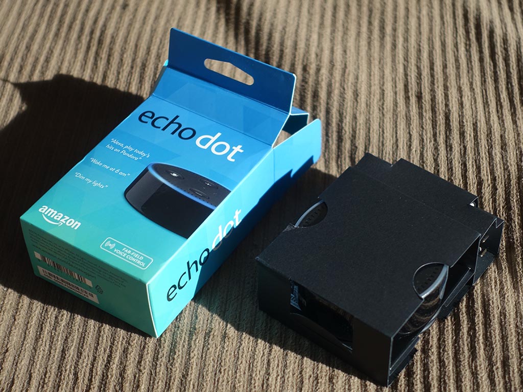 Echo Dotは廉価版ということもあり、非常に簡素なパッケージだ