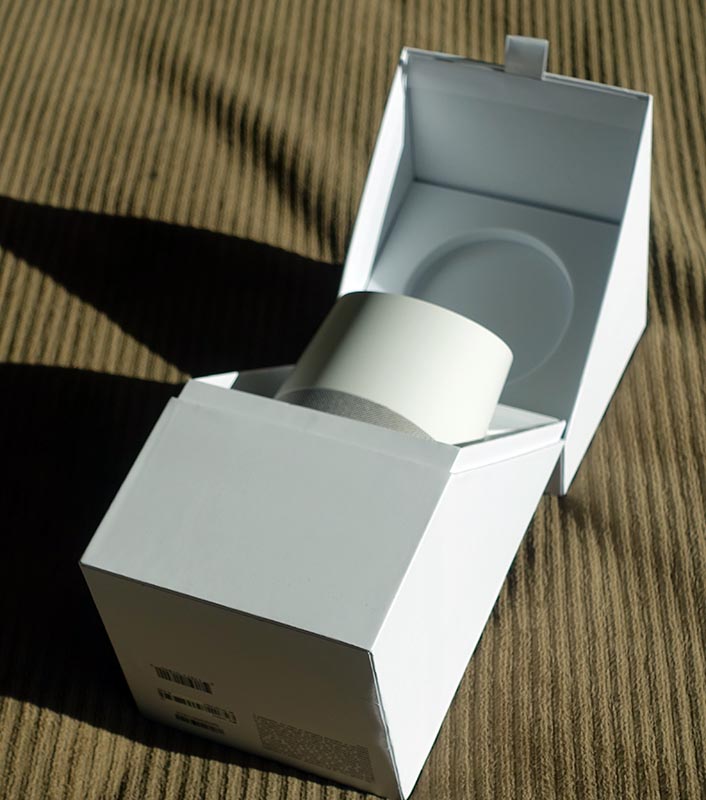 Google Homeはかなり立派なパッケージ。ボディも大きい
