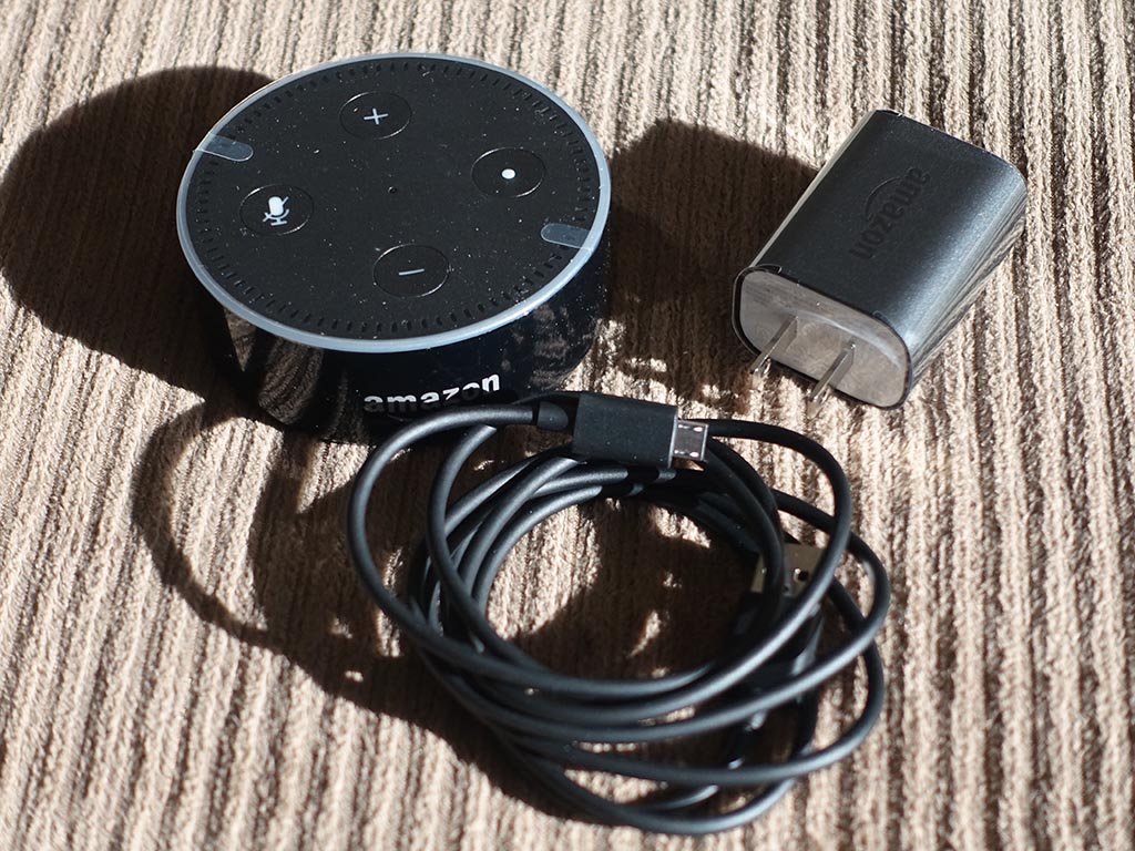 Echo Dotの内容物。電源はUSBから供給されるので、アダプターは単なるUSB充電器だし、ケーブルも普通のmicroUSBケーブル