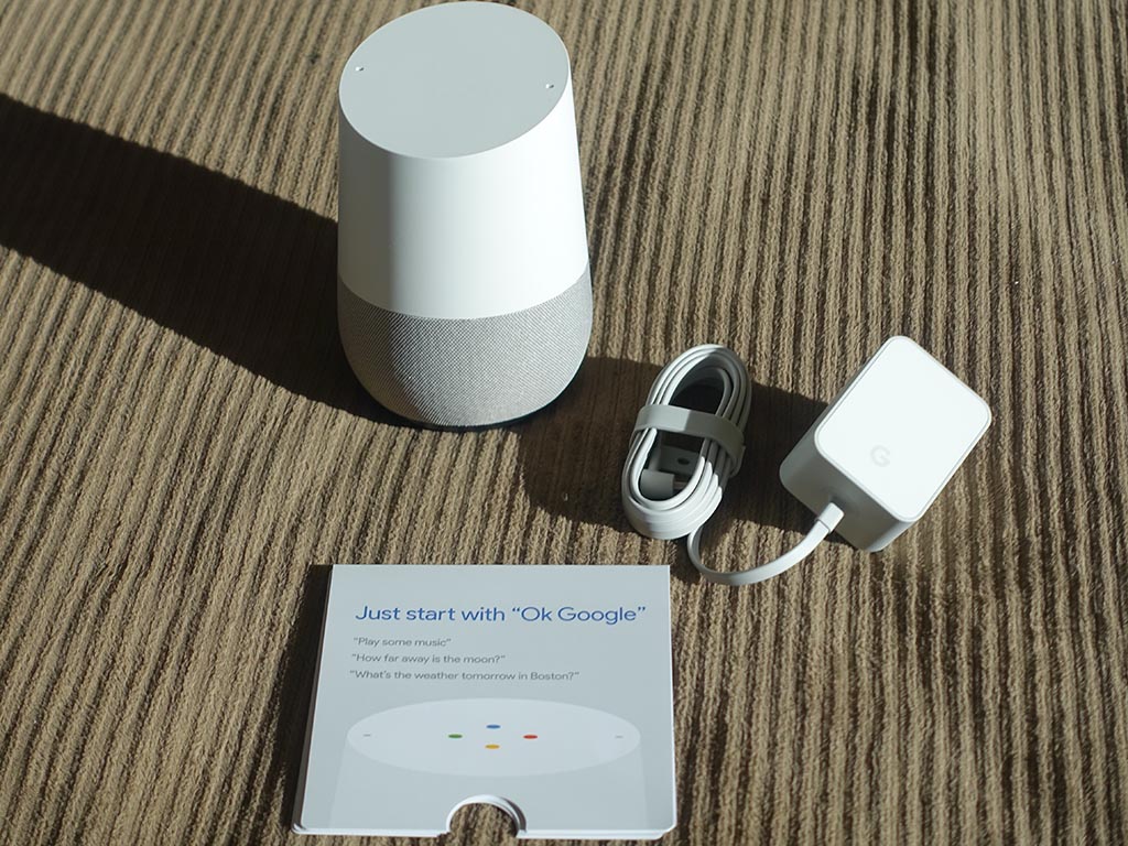 Google Homeでは、電源に専用のものを使う。ケーブルはACアダプタ直付け