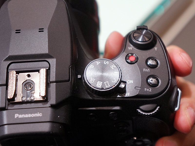 上面。Fn1ボタンが「4K PHOTO」機能に割り当てられている。外付けフラッシュが装着可能