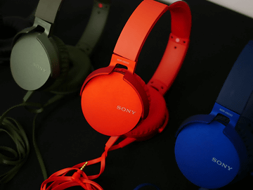 30時間再生できるソニー新重低音Bluetoothヘッドフォン