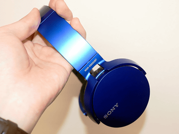 30時間再生できるソニー新重低音Bluetoothヘッドフォン