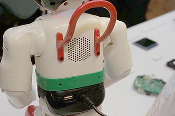 鉄腕アトムが対話型ロボットに。ドコモ、VAIO、富士ソフト開発、雑誌