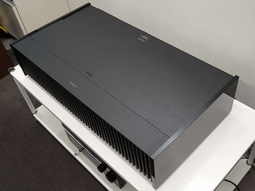 26cmで120型大画面4Kシアター、ソニー超短焦点HDRプロジェクタ「VZ1000