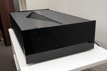 26cmで120型大画面4Kシアター、ソニー超短焦点HDRプロジェクタ「VZ1000