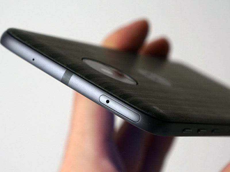 世界最薄を名乗るだけあって、背面カバー付きでもかなりの薄さ