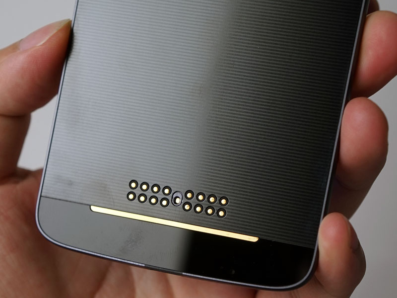 カバーを外すとマルチコネクタが見える