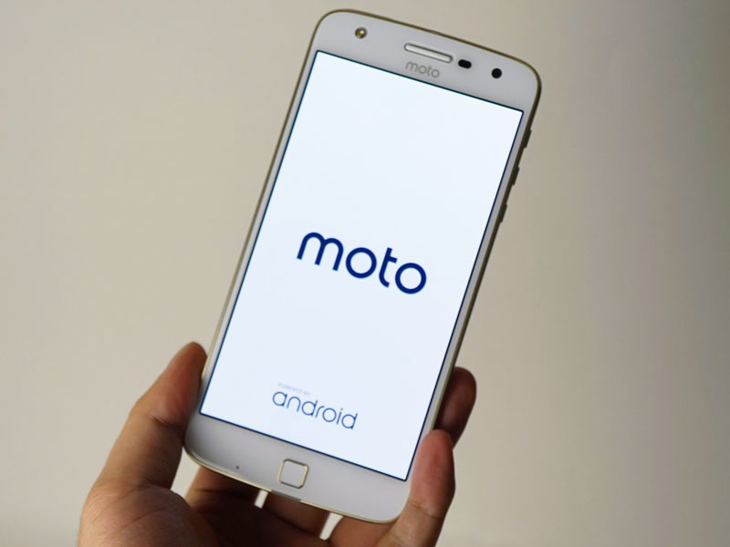 Moto Zよりも価格を押さえたMoto Z Play