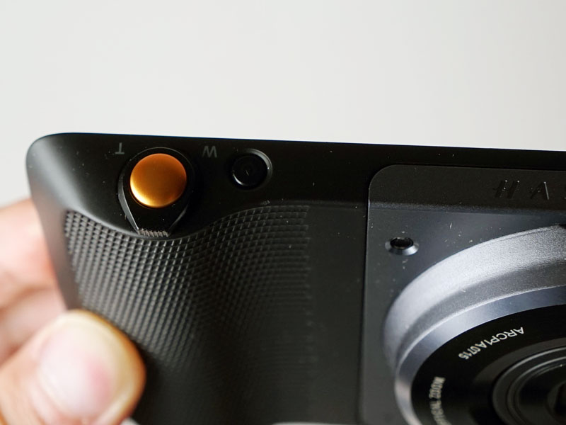 浅いグリップ部にシャッターとズームレバー、電源ボタンがある