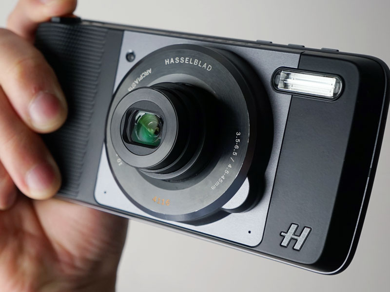 コンパクトデジカメとしてはやや大ぶり