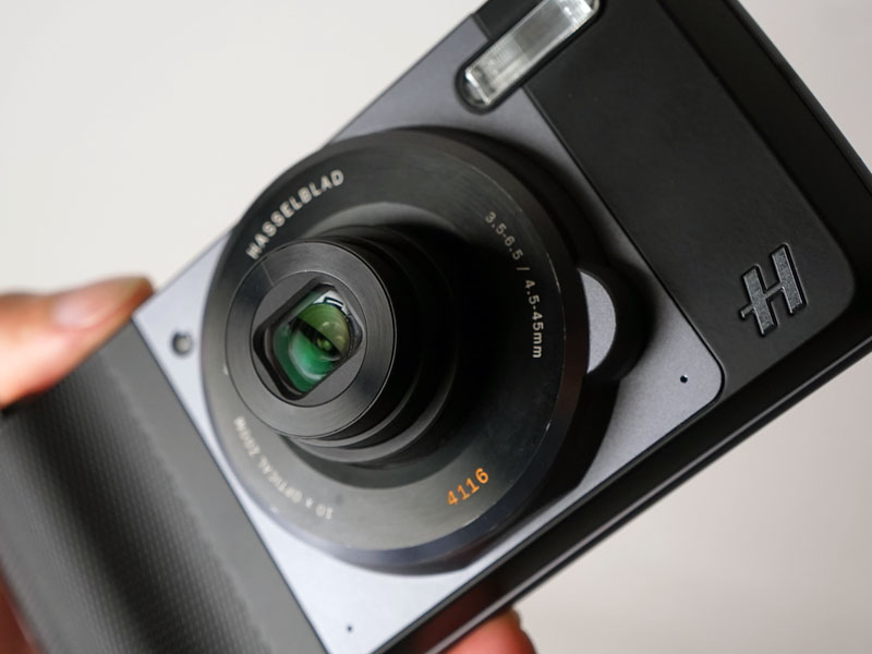 レンズは3段の沈胴式で、光学10倍ズーム