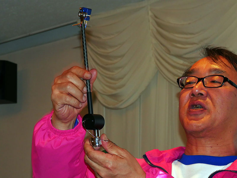 トーンアームのVIROAを取り外してみせるのENZO j-Fiの嶋田亮氏