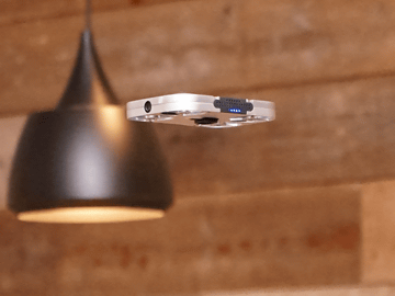 【ドローン】AirSelfie &amp; パワーバンクセット ASCII.jp：初心者にも安心の安定感！ カセットテープ大の小型
