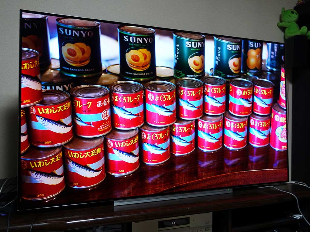 画面の大きさに比べて圧倒的な狭額縁デザイン。下辺の額縁まで狭いのは、バックライトユニットが不要な有機ELならではか?