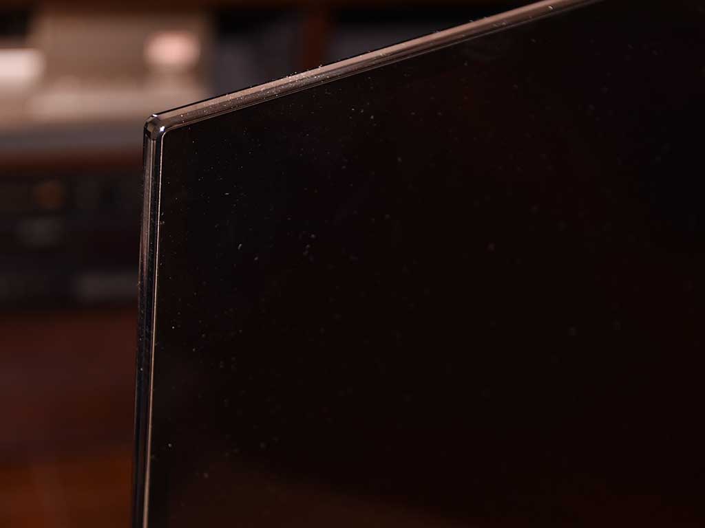 ディスプレイ部はかなり薄いがフレーム強度はしっかりしている