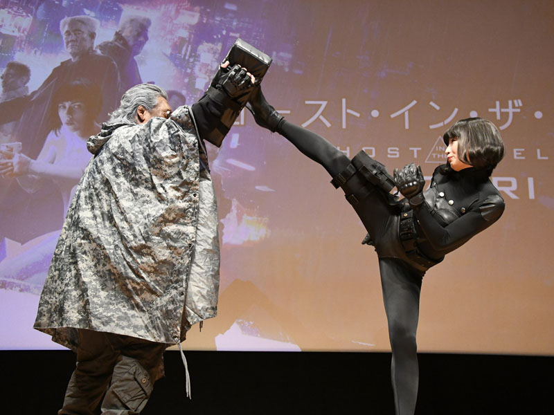 長州さんを相手にハイキックを披露する武田さん