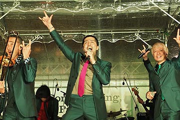銀座ソニービル最後の夜。SAX平井(CEO)がスカパラとセッション - AV Watch