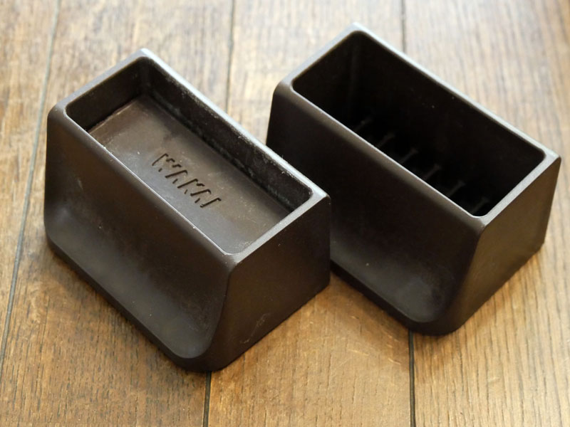 片方にバネが仕込まれている