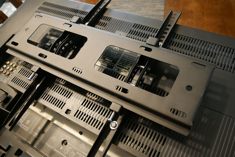 フックを受け側の金具に引っ掛けることで壁掛けになる仕組み