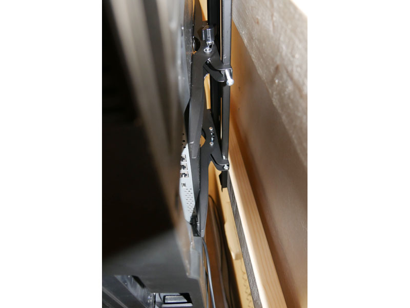 底部の外れ止めビスを止めておく