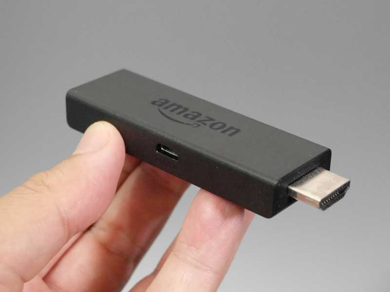 Fire TV Stick。スティックタイプのSTBで、HDMI端子に挿して使用する。筆者が利用しているのは2015年モデルだが、4月6日に登場した新モデルは音声入力に対応したリモコンが標準添付される。価格は4,980円