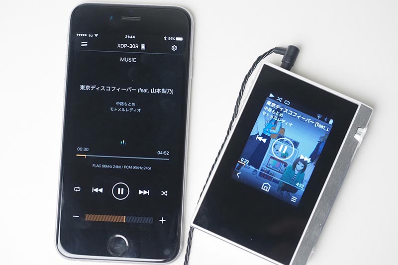 スマホアプリ画面(左)。音源のサンプリングレート/量子化ビット数も表示