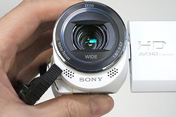 215gに軽量化した3万円台のハンディカム「CX470」。30倍ズーム/薄型