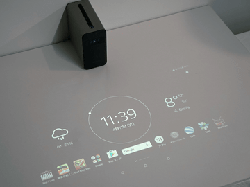投写画面を指で操作、ソニーモバイルの小型プロジェクタ「Xperia Touch