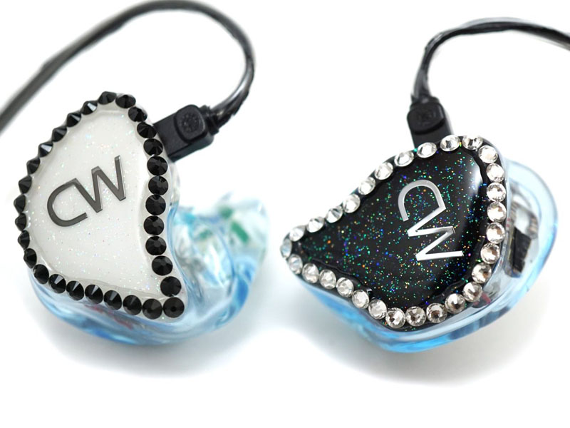 CW-L07QD+(plus)の製作例。シェルカラーはアクアマリン、フェイスプレートカラーはホワイト(R)、ブラック(L) 。スペシャルフィニッシュとしてグリッターホログラム多め、ラインストーンブラック輪郭(R)、ラインストーンクリア輪郭(L)を施したもの
