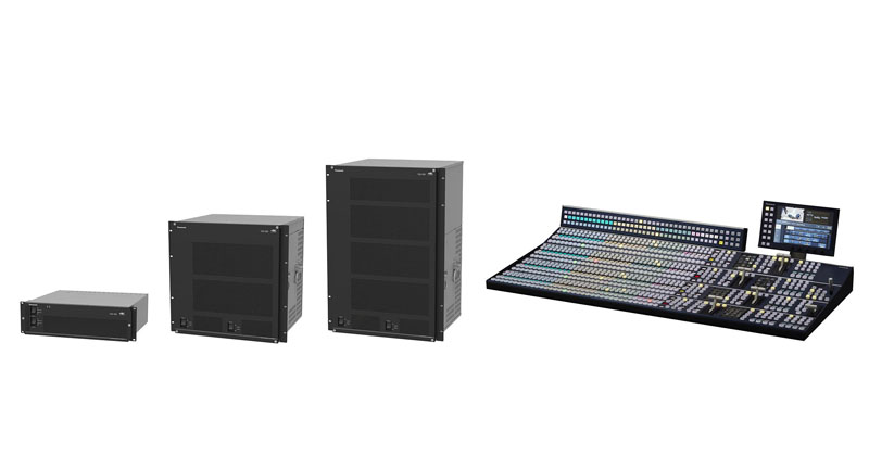 左からビデオプリェラル「AV-PF8000」シリーズ、ルーティングスイッチャー「AV-WM8000」シリーズ、ライブスイッチャー「AV-HS8300」シリーズメインフレーム、ライブスイッチャー「AV-HS8300」シリーズコントロールパネルとメニューパネル