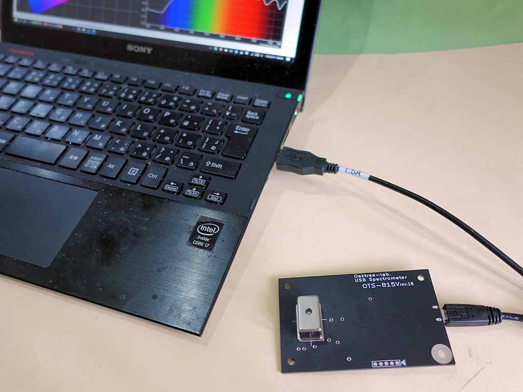 ノートPCとUSB接続して使うことになるezSpectra815V。基板剥き出しの製品なので専用ケースも販売してくれると嬉しいのだが、メーカーとしては「汎用アルミケースをユーザー各自で加工してお使い下さい」というスタンス