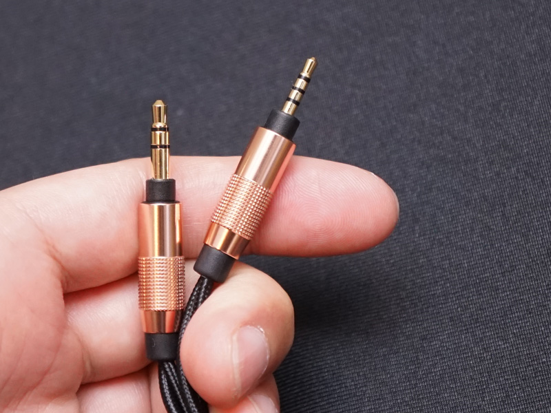 ヘッドフォン接続側は3.5mm、入力端子は3.5mmのステレオミニのケーブルに加え、2.5mm 4極バランスプラグのケーブルも同梱する