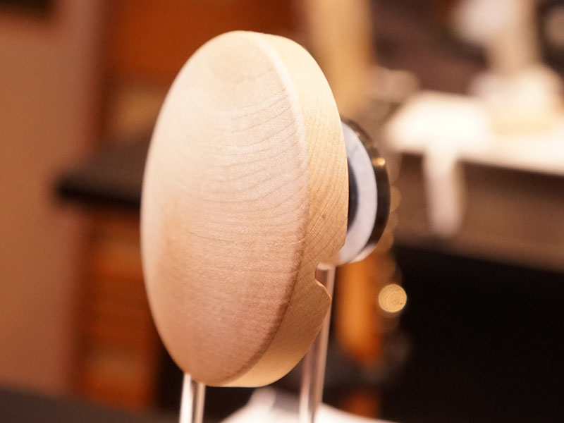 アクアティンバーから削り出したモノコックハウジング