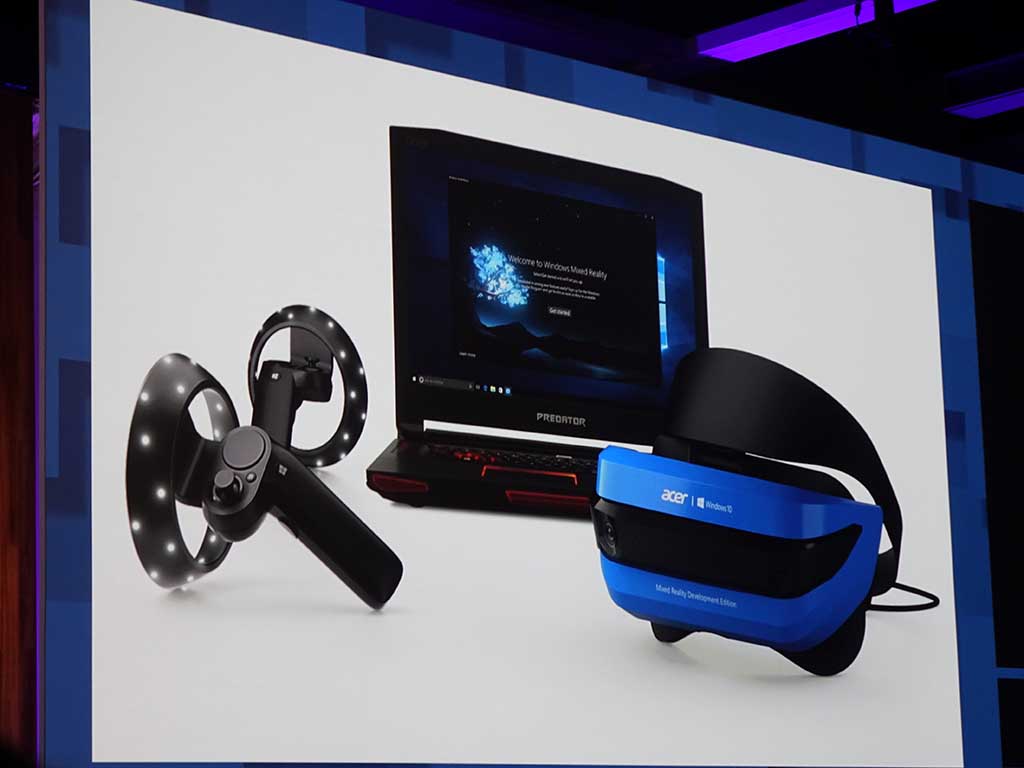 Windows Mixed Reality motion controllersも発表された。だがこちらは実機展示やデモがなかった。発売は年末を予定