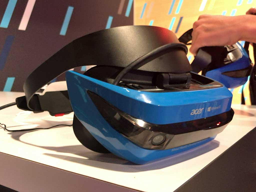 BUILD会場でデモされた、Acer製のWindows MR用HMD。PCとはHDMIおよびUSBケーブルで接続。フロントにはポジショントラッキング用のInside-Out方式のセンサーがある